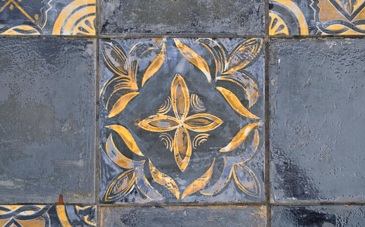 Tratamiento de pulido y brillo de baldosa hidráulica, acabado profesional.